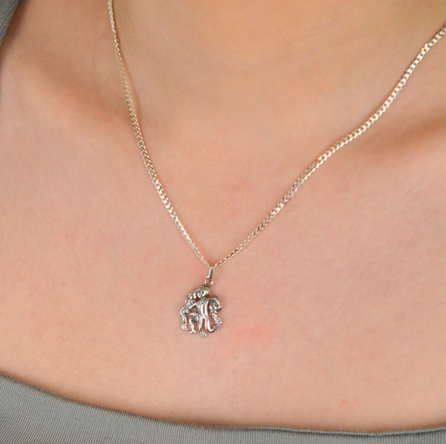 Zawieszka srebrna WODNIK srebro próba 925, AP18-073 WODNIK Elegancka zawieszka srebrna z symbolem Wodnika, wykonana z srebra próby 925, to doskonała biżuteria dla osób urodzonych pod 1.jpg